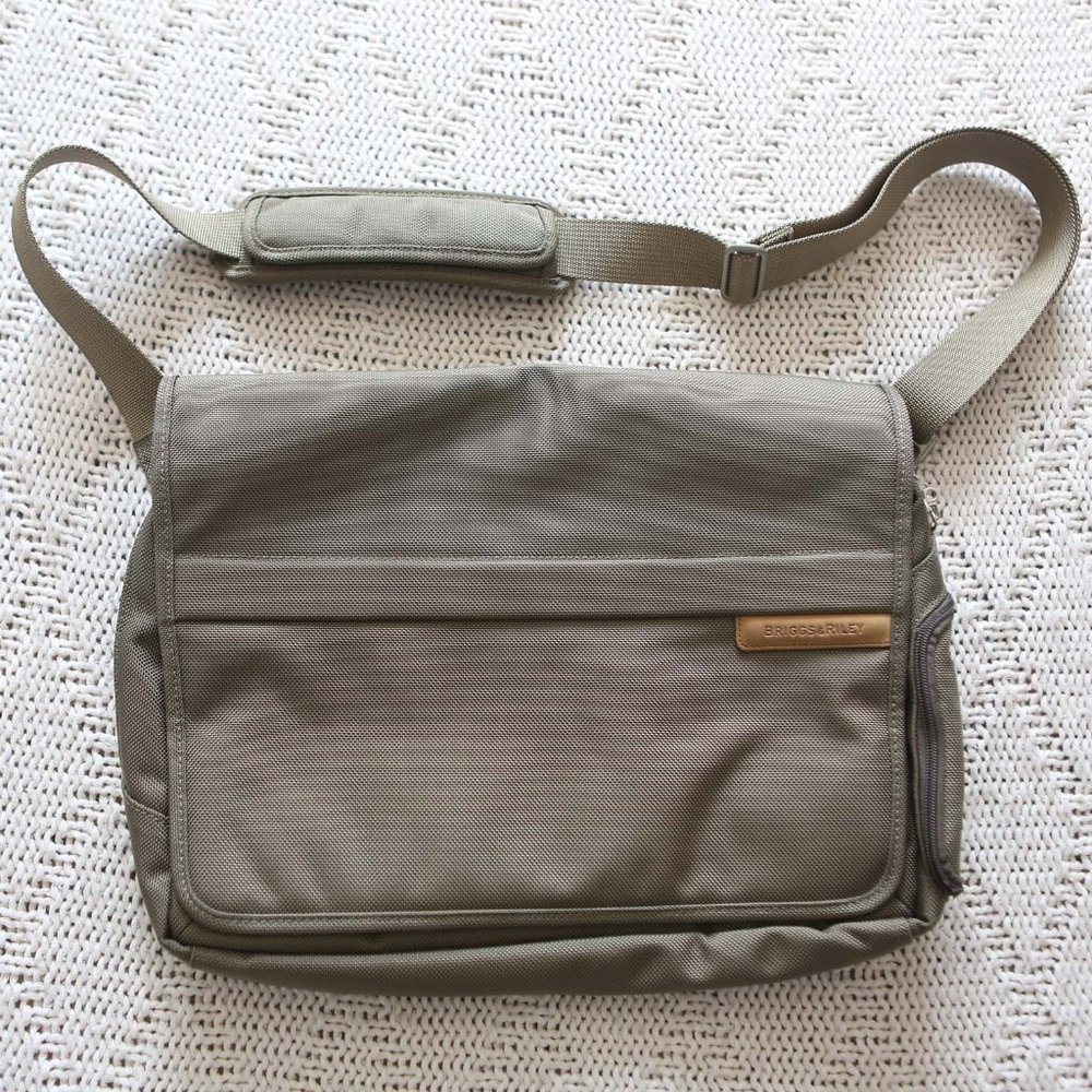 Briggs & Riley carry on shoulder bag olive color like new
